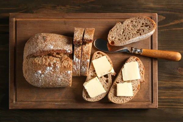 Roti Buckwheat irisan dengan mentega di papan kayu — Stok Foto