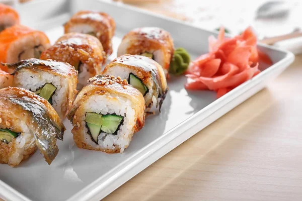 Płyta Smaczny Sushi Rolki Stole Zbliżenie — Zdjęcie stockowe