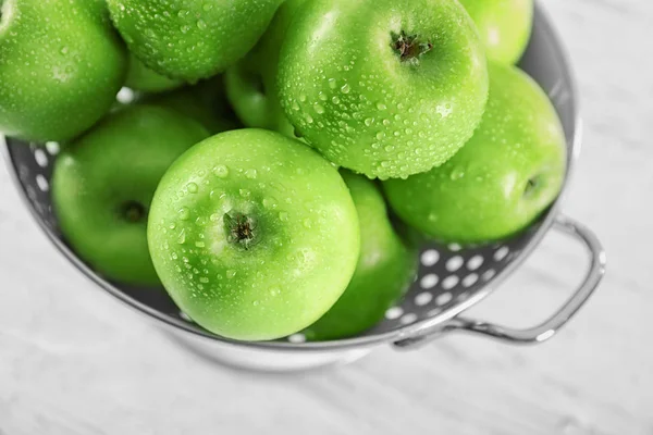 Colander with fresh green apples — Stock Photo, Image
