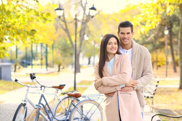 Giovane Coppia Riposo Dopo Giro Bicicletta Nel Parco — Foto Stock