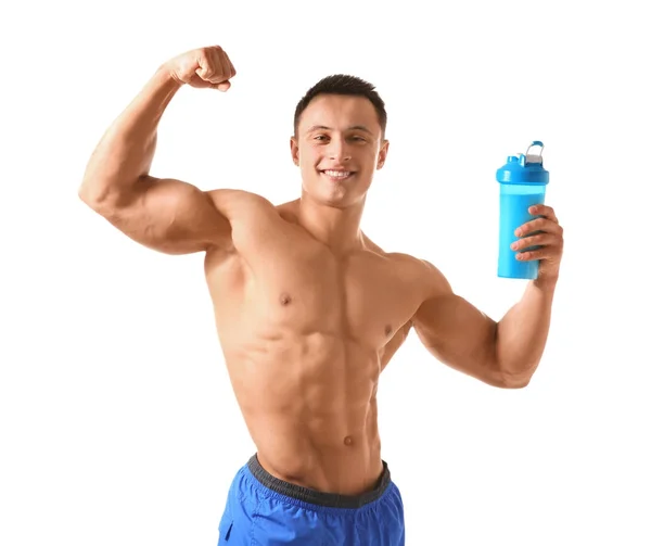 Sportlicher junger Mann mit Proteinshake auf weißem Hintergrund — Stockfoto