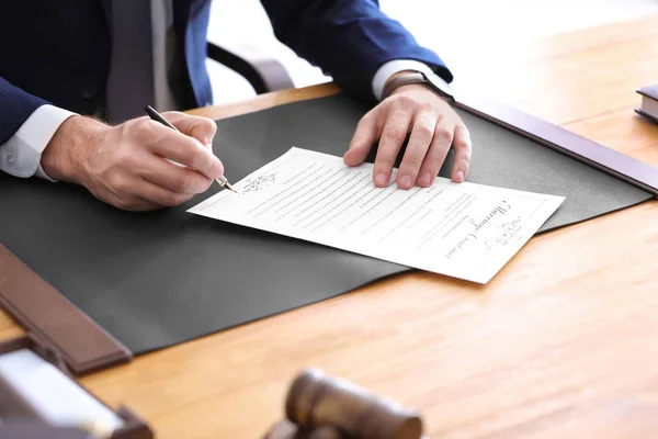 Mannelijke notaris ondertekenen huwelijkscontract, close-up — Stockfoto