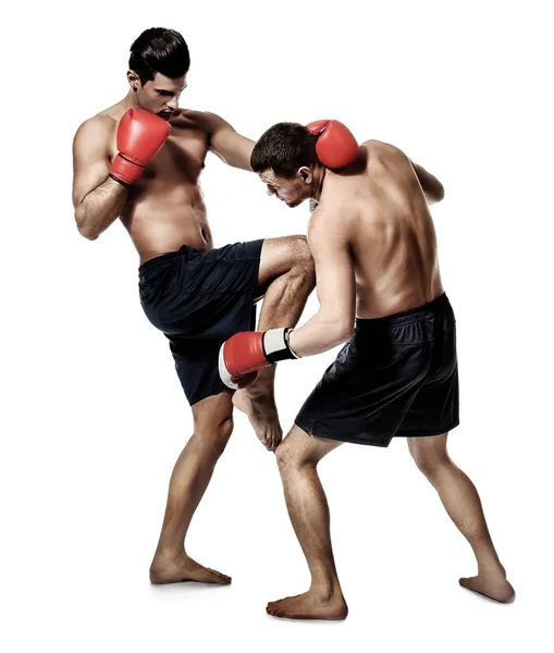 Jovens kickboxers atraentes lutando — Fotografia de Stock