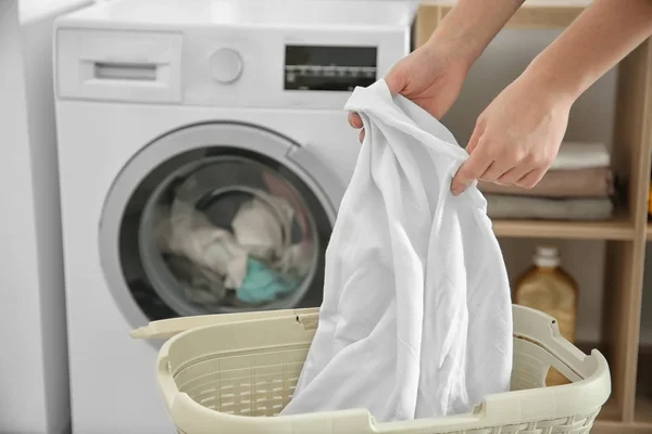 Mulher lavando roupa em casa — Fotografia de Stock