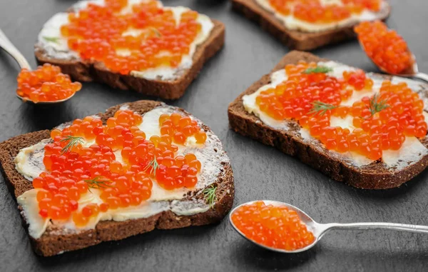 Kırmızı havyar ile lezzetli sandviçler 