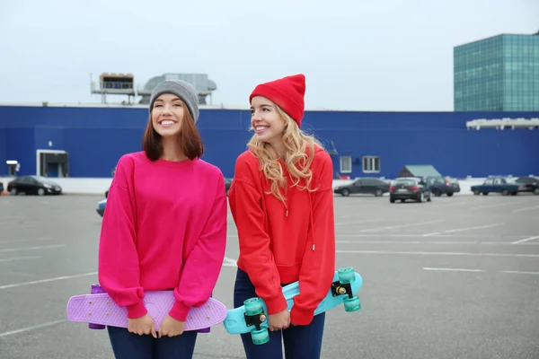 Δύο κορίτσια ευτυχισμένη hipster με skateboards σε εξωτερικούς χώρους — Φωτογραφία Αρχείου
