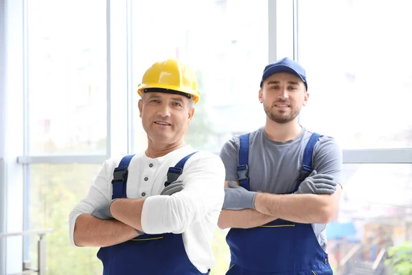 Trabajador de la construcción y su aprendiz en interiores —  Fotos de Stock