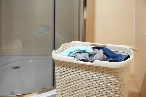 Koš s špinavé prádlo v koupelně — Stock fotografie