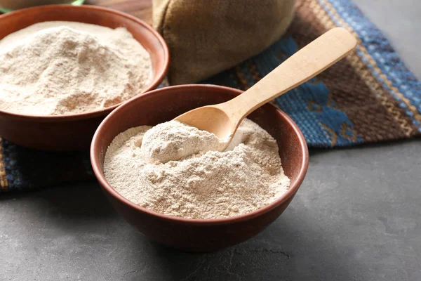 Tigelas com farinha de trigo sarraceno na mesa — Fotografia de Stock