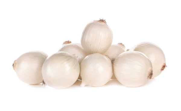 Cebollas maduras sobre fondo blanco — Foto de Stock