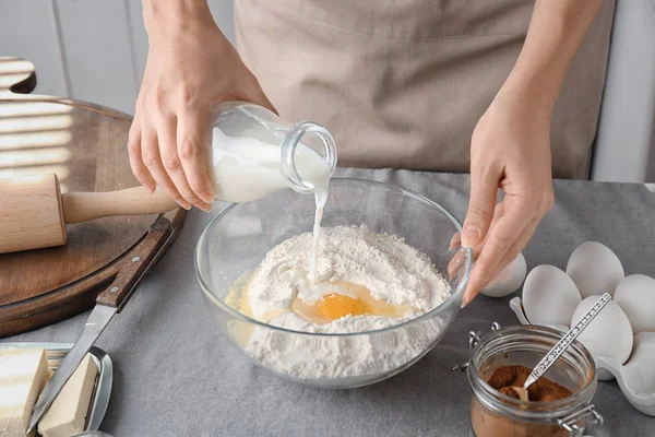 Жінка готує тісто для бульйонів кориці — стокове фото