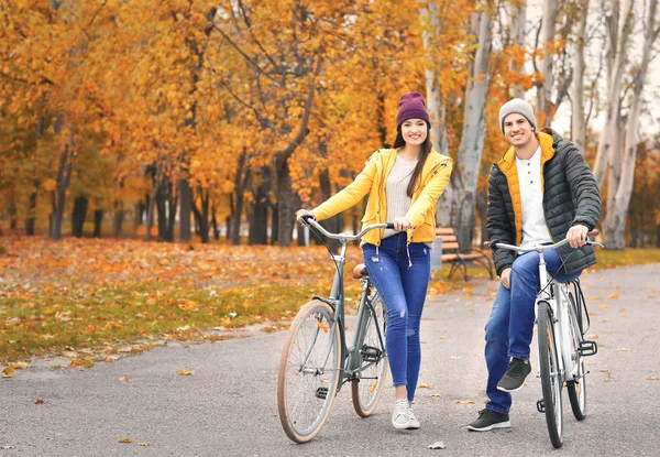 Jeune Couple Marchant Avec Des Vélos Dans Parc — Photo