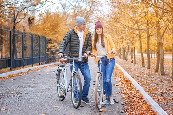 Junges Paar Läuft Mit Fahrrädern Park — Stockfoto