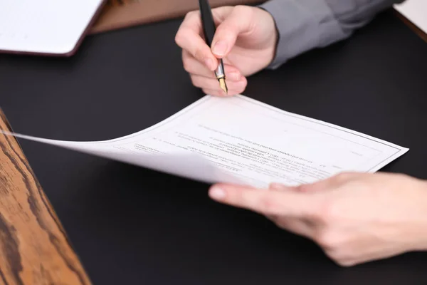 Documento di firma notarile femminile, primo piano — Foto Stock