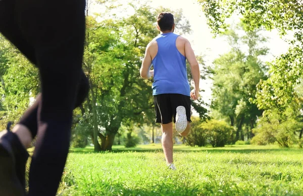 Jóvenes corriendo en el parque — Foto de Stock