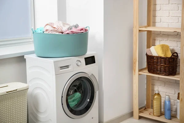 Cesta con lavadero en lavadora en el baño — Foto de Stock