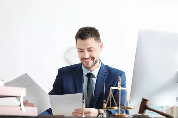 Junger männlicher Notar arbeitet im Büro — Stockfoto