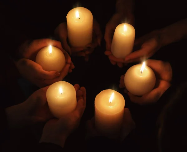 Hände mit brennenden Kerzen — Stockfoto
