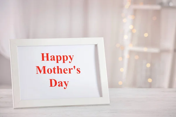 Рамка з фразою HAPPY MOTHER'S DAY на столі — стокове фото