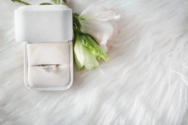 Caixa com anel de noivado de luxo — Fotografia de Stock