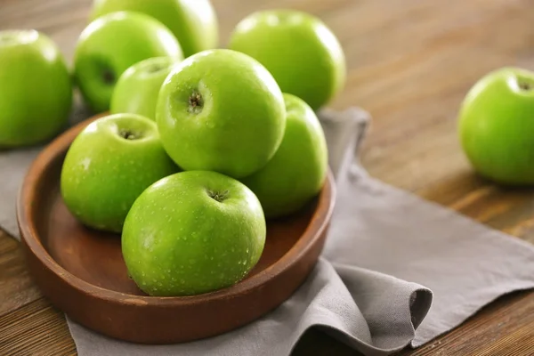 Deska s čerstvých zelených jablek — Stock fotografie