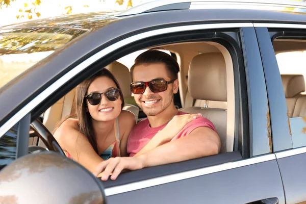 Hermosa pareja joven en coche —  Fotos de Stock