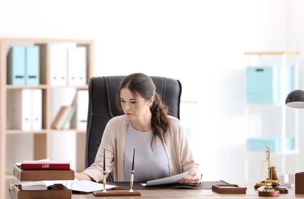 Junge Notarin arbeitet im Büro — Stockfoto