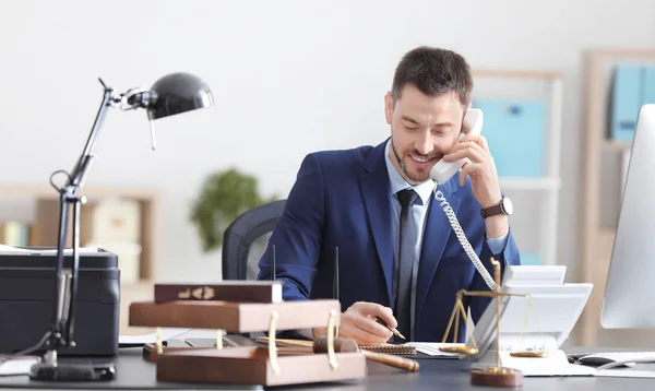 Junger männlicher Notar arbeitet im Büro — Stockfoto