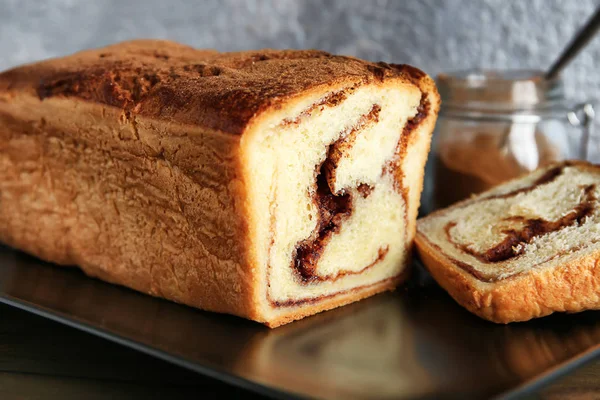 Pyszne cinnamon roll ciasto na stole — Zdjęcie stockowe