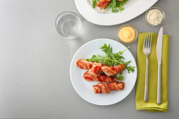 Placa Con Nuggets Pollo Envueltos Tocino Mesa —  Fotos de Stock