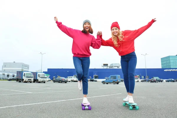 Δύο κορίτσια ευτυχισμένη hipster διασκεδάζοντας με skateboards σε εξωτερικούς χώρους — Φωτογραφία Αρχείου
