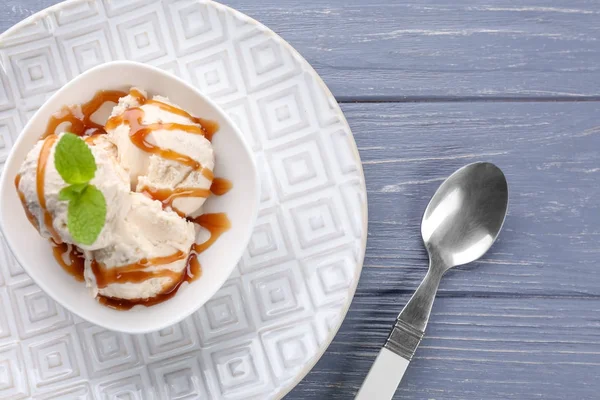 キャラメル シロップでおいしいアイスクリーム — ストック写真