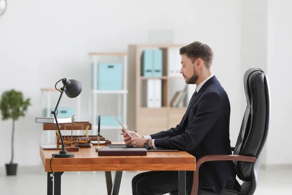 Junger männlicher Notar arbeitet im Büro — Stockfoto