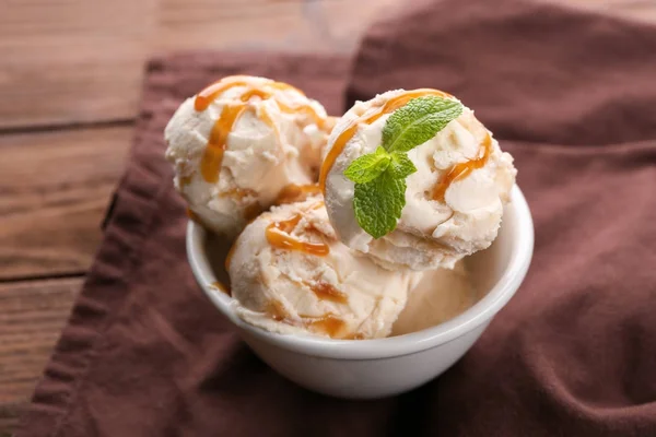 美味的冰淇淋与焦糖糖浆 — 图库照片