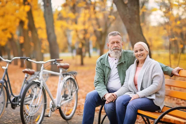 Seniorenpaar Rastet Nach Radtour Park Aus — Stockfoto