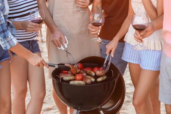 Young people having barbecue party on beach — Stock Photo, Image