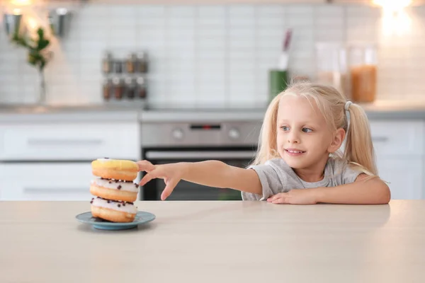 Placa Con Rosquillas Dulces Mesa Una Niña Linda Cocina — Foto de Stock