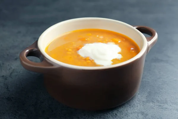 Блюдо с вкусным чечевичным супом на столе — стоковое фото