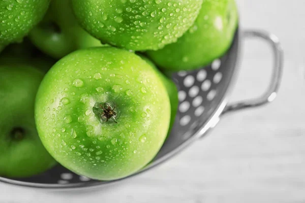 Cedník s čerstvých zelených jablek — Stock fotografie