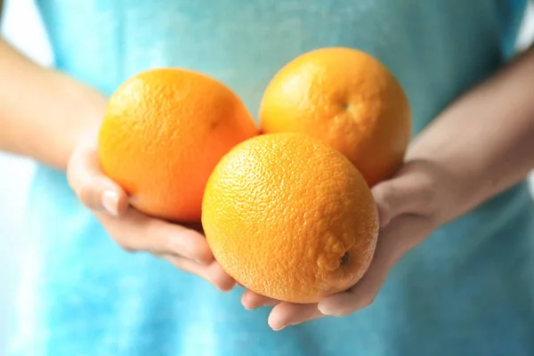 Mujer Sosteniendo Naranjas Maduras Cerca —  Fotos de Stock