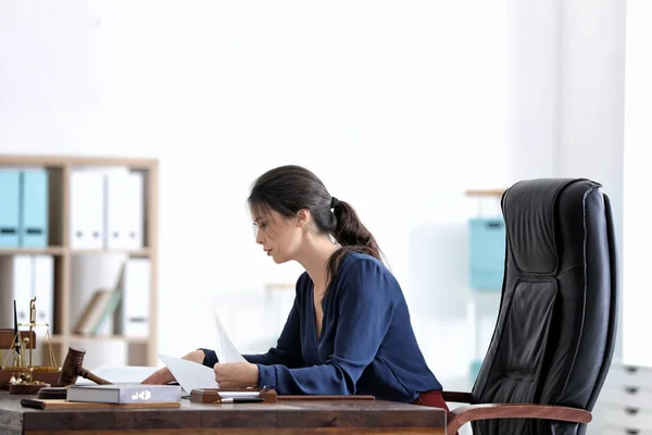 Jonge vrouwelijke notaris werkzaam in kantoor — Stockfoto