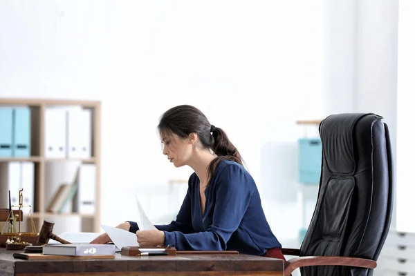 Notaris wanita muda yang bekerja di kantor — Stok Foto