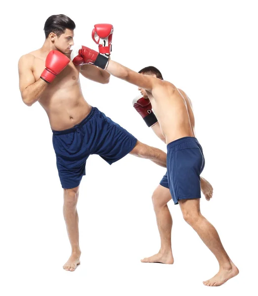 Jovens kickboxers atraentes lutando — Fotografia de Stock