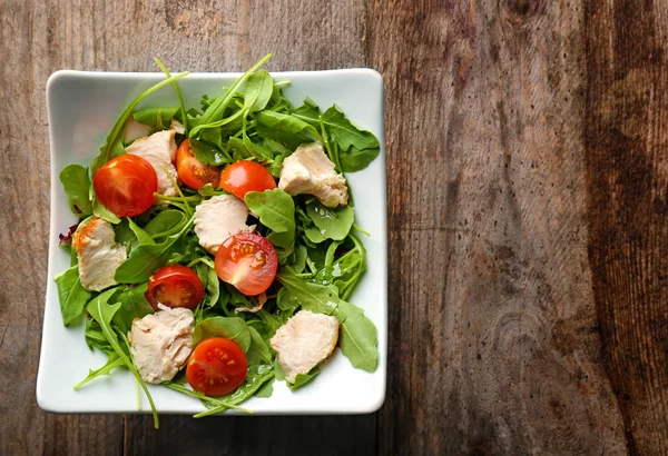 Ahşap arka plan, üstten görünüm üzerinde lezzetli sebze salatası ile kase