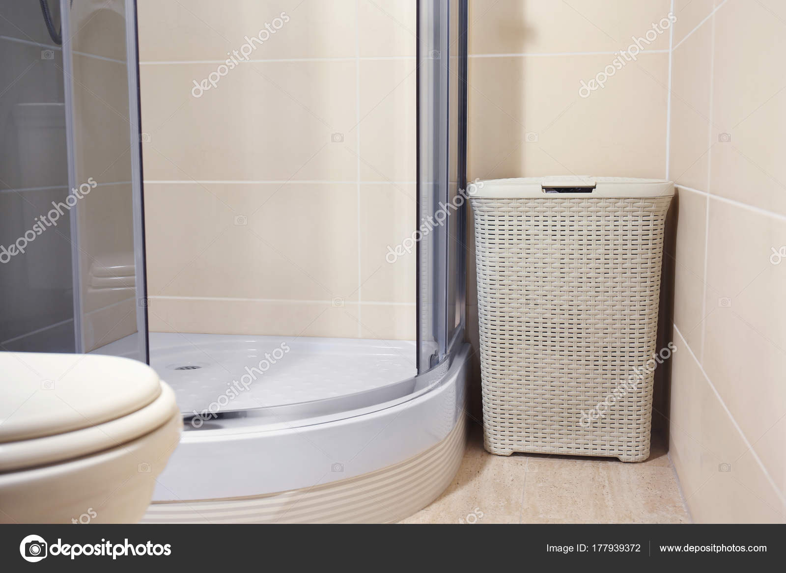 Wäschekorb im Badezimmer — Stockfoto © belchonock #177939372 Wäschekorb im Badezimmer — Stockfoto © belchonock #177939372