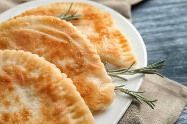 Plaka ile lezzetli derin kızarmış samosas 