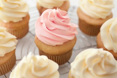 Raf soğutma üzerinde lezzetli kek