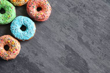 Gri arka plan üzerinde taze nefis renkli donut