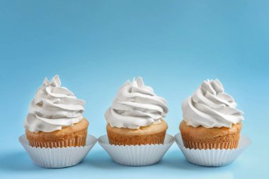 Renkli arka planda lezzetli kekler