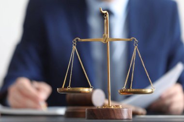 Noter'ın ofiste tabloda adaletin terazisi